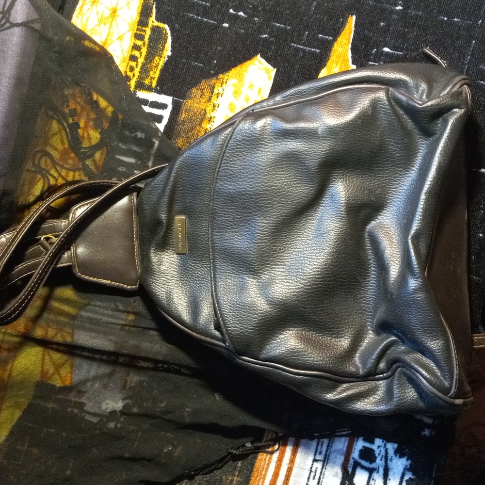 Vintage in great condition VILLAGER Liz  Claibornes collection sling backpack